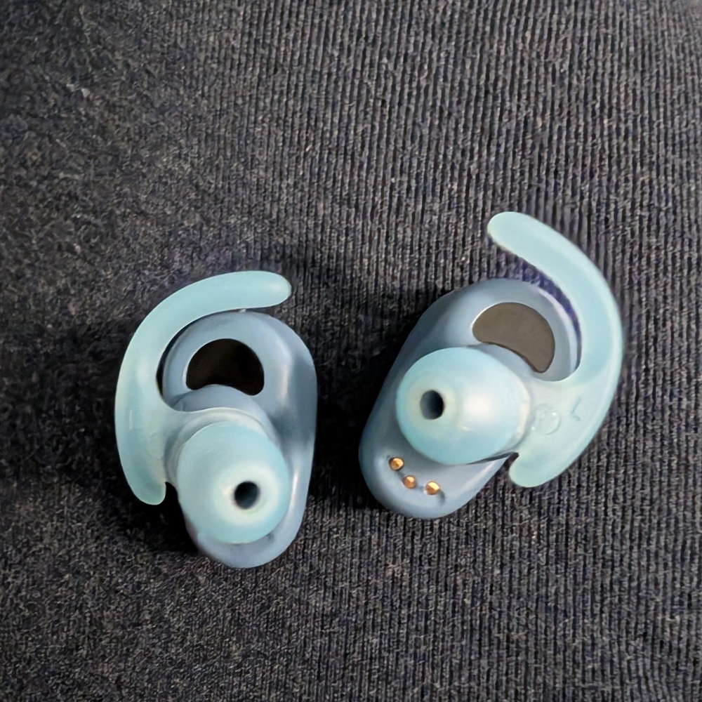 SONY WF-SP800N Noise Cancelling Earbuds - Picture 4 of 5